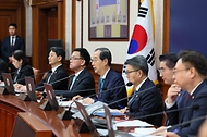 한덕수 국무총리가 5일 세종대로 정부서울청사에서 열린 국무회의를 주재, 모두발언을 하고 있다.