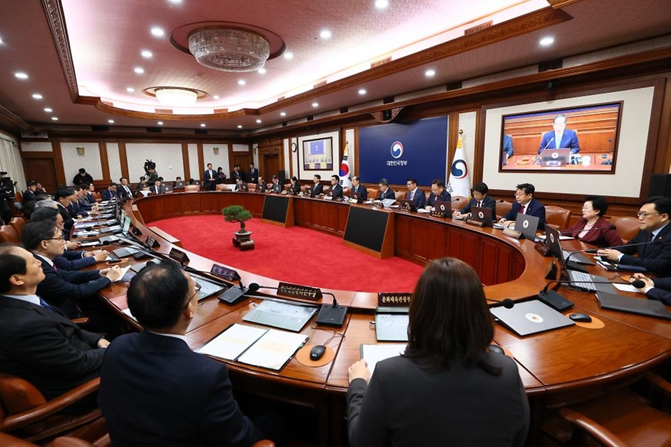 한덕수 국무총리가 5일 세종대로 정부서울청사에서 열린 국무회의를 주재, 모두발언을 하고 있다.