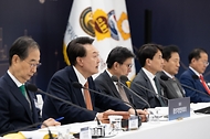 11월 6일 윤석열 대통령은 강원특별자치도청에서 제8회 중앙지방협력회의를 주재했습니다.