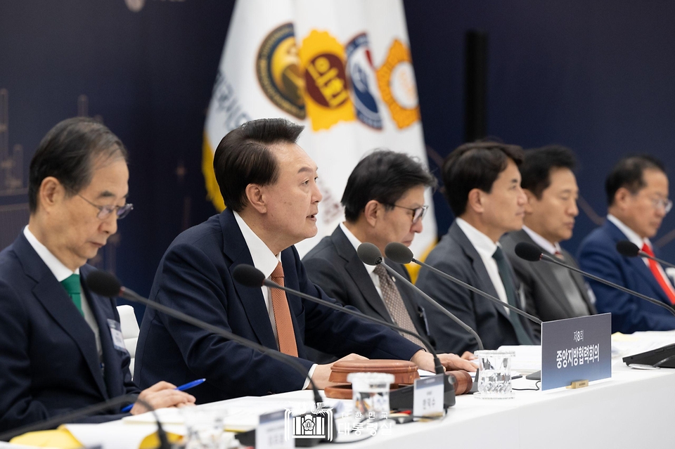 11월 6일 윤석열 대통령은 강원특별자치도청에서 제8회 중앙지방협력회의를 주재했습니다.