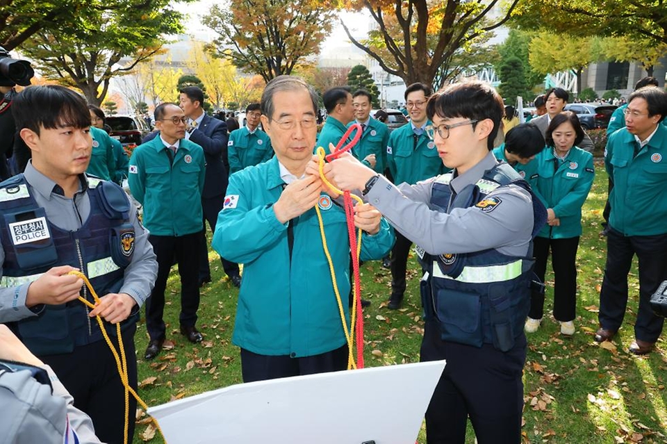 한덕수 국무총리가 5일 세종대로 정부서울청사에서 실시된 화재대피 민방위 훈련에 참가하고 있다.
