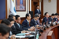 한덕수 국무총리가 5일 세종대로 정부서울청사에서 열린 국무회의를 주재, 모두발언을 하고 있다.