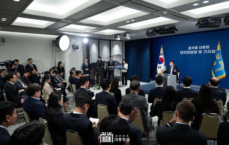 11월 7일 윤석열 대통령은 용산 대통령실에서 대국민담화 및 기자회견을 진행했습니다.