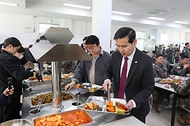 국방부와 협업하여 병영식당컨설팅을 추진 중인 ㈜더본코리아가 시범부대인 육군 7포병여단 758대대를 대상으로 11월 7일 장병 사기진작을 위한 특식과 빽다방 커피차를 제공했습니다.