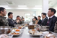 국방부와 협업하여 병영식당컨설팅을 추진 중인 ㈜더본코리아가 시범부대인 육군 7포병여단 758대대를 대상으로 11월 7일 장병 사기진작을 위한 특식과 빽다방 커피차를 제공했습니다.