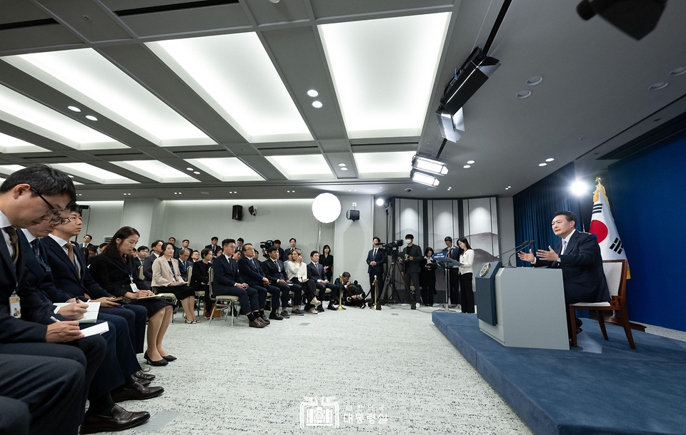 11월 7일 윤석열 대통령은 용산 대통령실에서 대국민담화 및 기자회견을 진행했습니다.