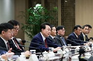 11월 10일 윤석열 대통령은 용산 대통령실에서 대외 여건 변화에 따른 경제·안보 점검회의를 주재했습니다.