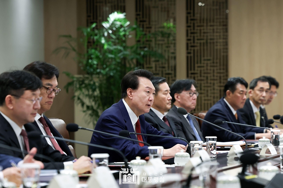 11월 10일 윤석열 대통령은 용산 대통령실에서 대외 여건 변화에 따른 경제·안보 점검회의를 주재했습니다.