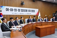 한덕수 국무총리가 11일 국회에서 열린 ‘여야의정 협의체 1차 회의’에서 기념촬영 및 인사말을 하고 있다.