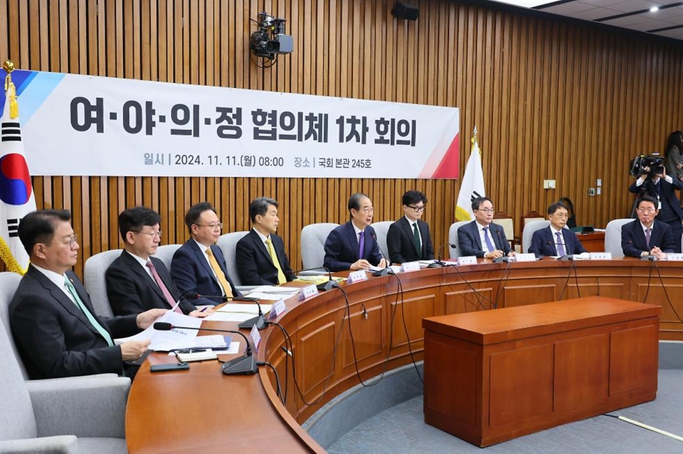 한덕수 국무총리가 11일 국회에서 열린 ‘여야의정 협의체 1차 회의’에서 기념촬영 및 인사말을 하고 있다.