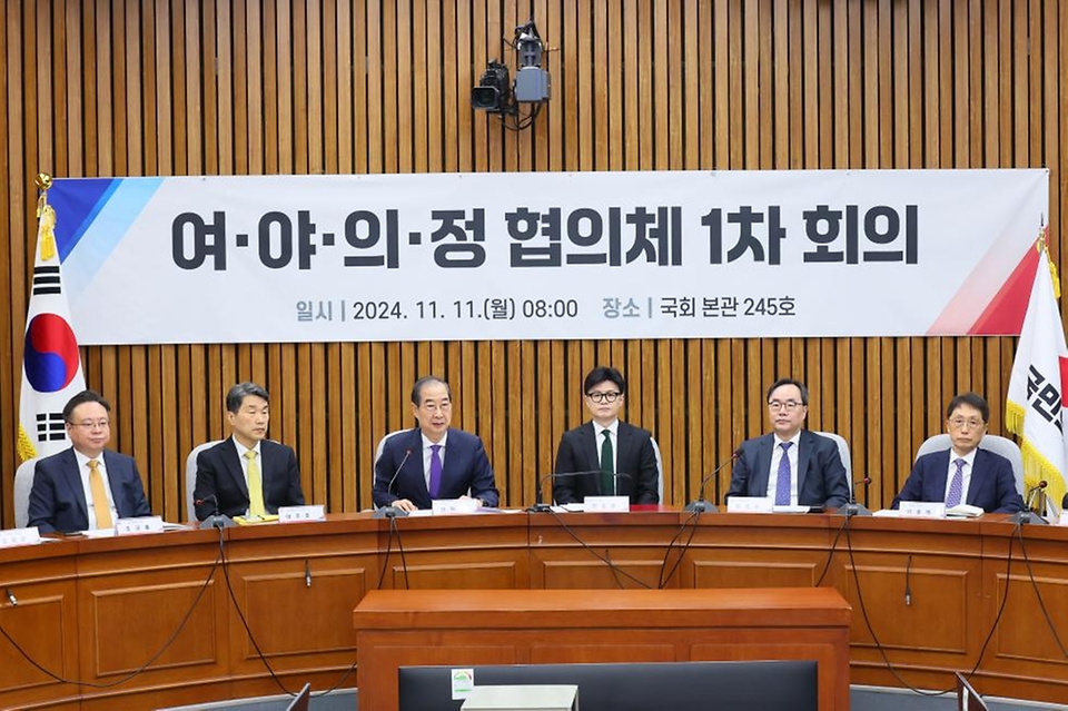 한덕수 국무총리가 11일 국회에서 열린 ‘여야의정 협의체 1차 회의’에서 기념촬영 및 인사말을 하고 있다.