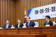 한덕수 국무총리가 11일 국회에서 열린 ‘여야의정 협의체 1차 회의’에서 기념촬영 및 인사말을 하고 있다.