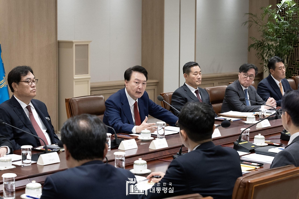 11월 10일 윤석열 대통령은 용산 대통령실에서 대외 여건 변화에 따른 경제·안보 점검회의를 주재했습니다.