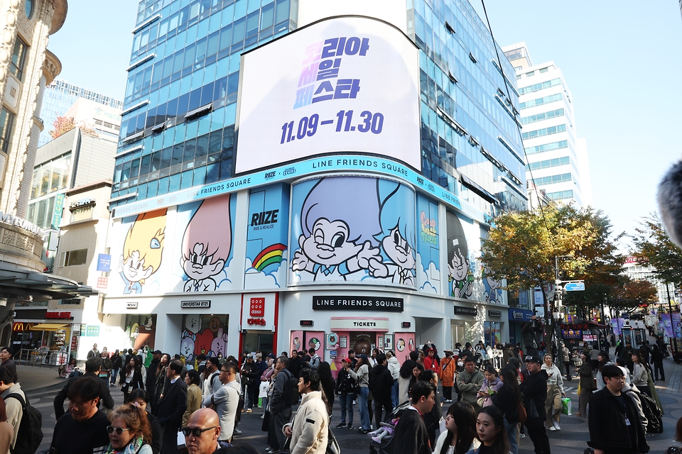 8일 서울 중구 명동극장 앞 관광객 등 시민들로 북적이고 있다. 코리아세일페스타는 역대 최대규모인 2600여개 사가 참여해 식품, 패션, 의류, 완구, 생활용품, 자동차, 가전, 숙박, 놀이공원, 학습지, 외식업 영화관 등에서 할인 혜택을 누릴 수 있다. 