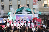 8일 서울 중구 명동극장 앞에서 열린 2024 코리아세일페스타 개막식에서 박성택 산업통상자원부 1차관, 홍보모델 이상화 선수, 코세페 추진위원장 강성현 체인스토어협회장 등 참석자들이 개막을 알리는 퍼포먼스를 하고 있다.