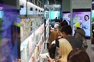 8일 서울 중구 올리브영에서 외국인 등 관광객들이 제품을 둘러보고 있다. 