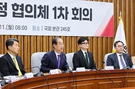 한덕수 국무총리가 11일 국회에서 열린 ‘여야의정 협의체 1차 회의’에서 기념촬영 및 인사말을 하고 있다.