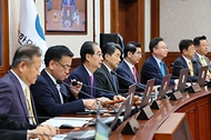 한덕수 국무총리가 12일 세종대로 정부서울청사에서 열린 국무회의를 주재, 모두발언을 하고 있다.