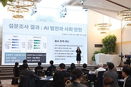 15일 서울 용산구 전쟁기념관에서 열린 ‘2024 국민통합 컨퍼런스’에서 오승연 청년마당 대표의 토론회 보고가 이어지고 있다.