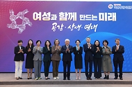 김한길 국민통합위원장 등 관계자들이 15일 서울 용산구 전쟁기념관에서 열린 ‘2024 국민통합 컨퍼런스’에 참석해 포즈를 취하고 있다. 
