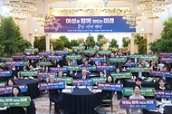15일 서울 용산구 전쟁기념관에서 열린 ‘2024 국민통합 컨퍼런스’에서 김한길 국민통합위원장, 김지윤 정치학 박사 등 관계자 및 참석자들이 기념 촬영을 하고 있다.