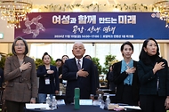 김한길 국민통합위원장이 15일 서울 용산구 전쟁기념관에서 열린 ‘2024 국민통합 컨퍼런스’에 참석해 국민의례를 하고 있다. 