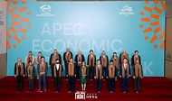 11월 16일 윤석열 대통령은 아시아태평양경제협력체(APEC) 정상 단체사진촬영에서 각국 정상들과 함께 기념 촬영을 하였습니다.