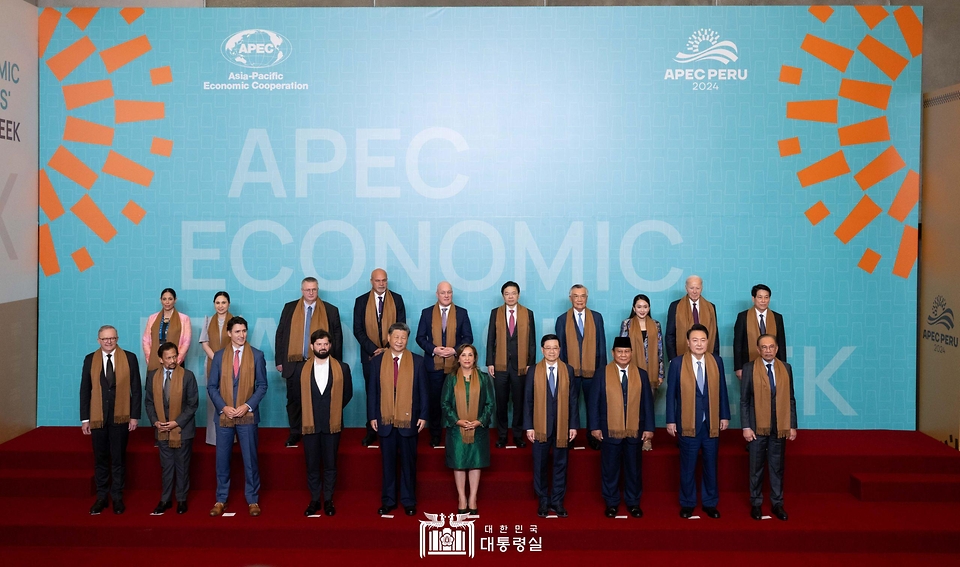 11월 16일 윤석열 대통령은 아시아태평양경제협력체(APEC) 정상 단체사진촬영에서 각국 정상들과 함께 기념 촬영을 하였습니다.