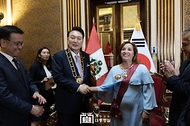 11월 16일 윤석열 대통령은 디나 볼루아르테 페루 대통령과 소인수회담 및 훈장교환식을 가졌습니다.