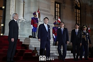 11월 15일 윤석열 대통령은 페루 리마에서 열린 APEC 정상회의 갈라 만찬에 참석했습니다.