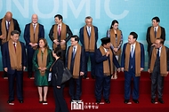 11월 16일 윤석열 대통령은 아시아태평양경제협력체(APEC) 정상 단체사진촬영에서 각국 정상들과 함께 기념 촬영을 하였습니다.