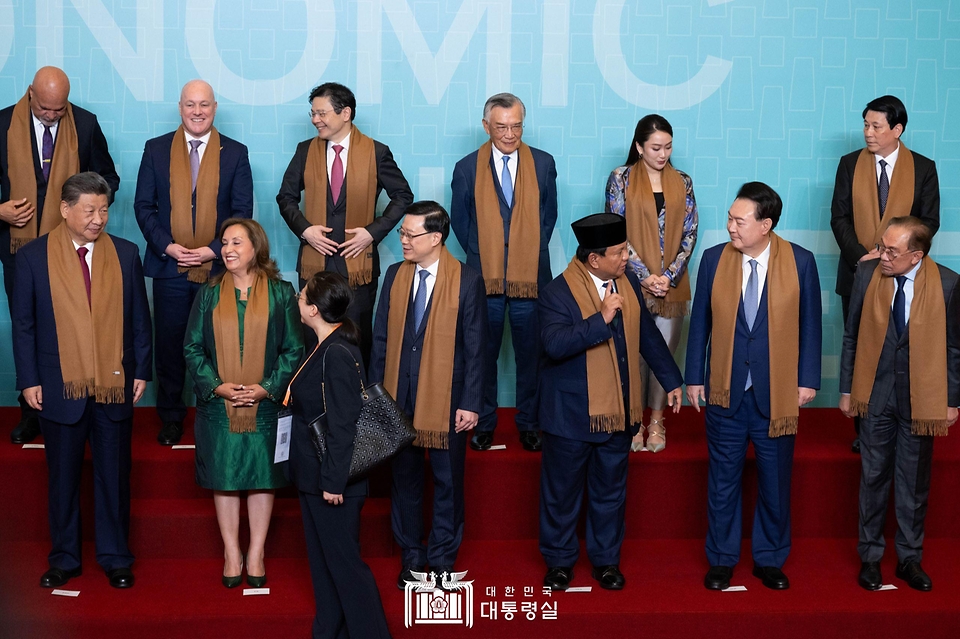 11월 16일 윤석열 대통령은 아시아태평양경제협력체(APEC) 정상 단체사진촬영에서 각국 정상들과 함께 기념 촬영을 하였습니다.