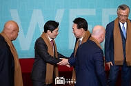 11월 16일 윤석열 대통령은 아시아태평양경제협력체(APEC) 정상 단체사진촬영에서 각국 정상들과 함께 기념 촬영을 하였습니다.