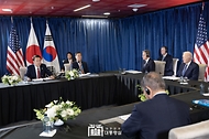 11월 15일 윤석열 대통령은 조 바이든 미국 대통령, 이시바 시게루 일본 총리와 한미일 정상회의를 가졌습니다.