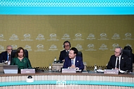 11월 16일 윤석열 대통령은 APEC 세션 2 리트리트에 참석했습니다.