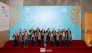 11월 16일 윤석열 대통령은 아시아태평양경제협력체(APEC) 정상 단체사진촬영에서 각국 정상들과 함께 기념 촬영을 하였습니다.