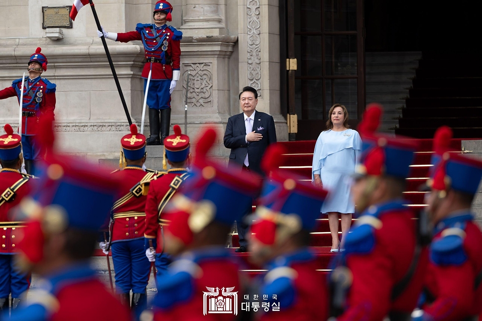 11월 16일 윤석열 대통령은 디나 볼루아르테 페루 대통령과 함께 페루 대통령궁 광장에서 개최된 공식환영식에 참석했습니다.