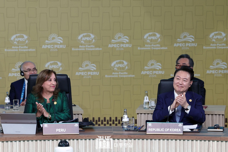 11월 16일 윤석열 대통령은 APEC 세션 2 리트리트에 참석했습니다.