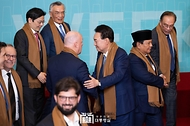 11월 16일 윤석열 대통령은 아시아태평양경제협력체(APEC) 정상 단체사진촬영에서 각국 정상들과 함께 기념 촬영을 하였습니다.