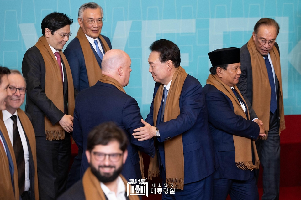 11월 16일 윤석열 대통령은 아시아태평양경제협력체(APEC) 정상 단체사진촬영에서 각국 정상들과 함께 기념 촬영을 하였습니다.