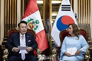 11월 16일 윤석열 대통령은 디나 볼루아르테 페루 대통령과 소인수회담 및 훈장교환식을 가졌습니다.
