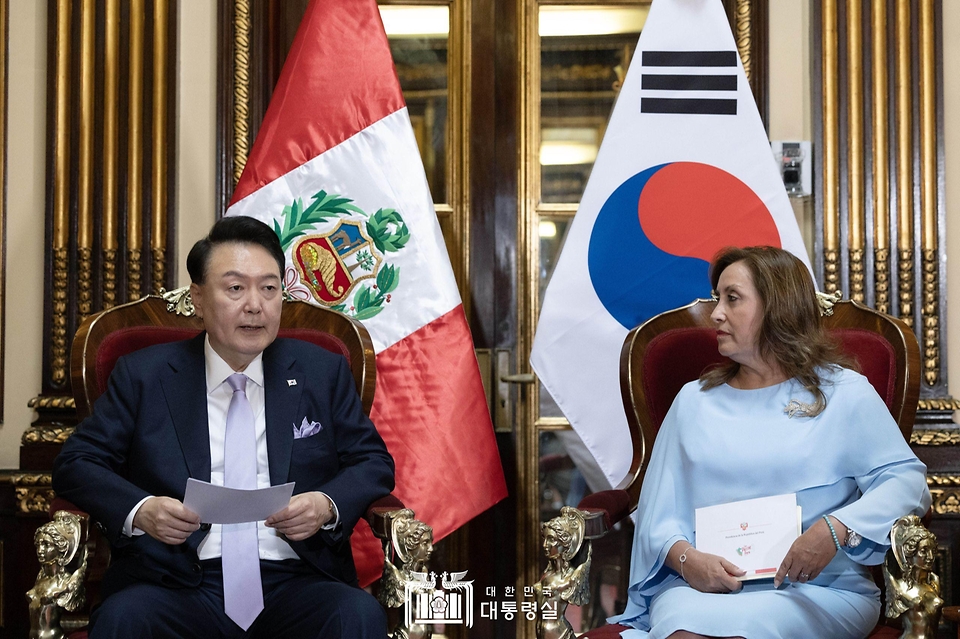 11월 16일 윤석열 대통령은 디나 볼루아르테 페루 대통령과 소인수회담 및 훈장교환식을 가졌습니다.
