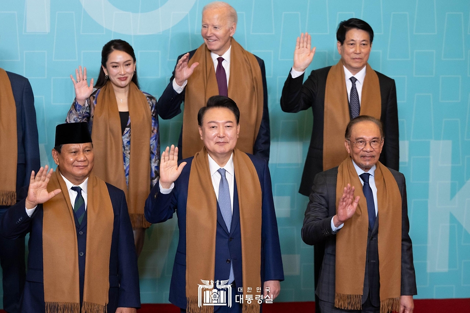 11월 16일 윤석열 대통령은 아시아태평양경제협력체(APEC) 정상 단체사진촬영에서 각국 정상들과 함께 기념 촬영을 하였습니다.