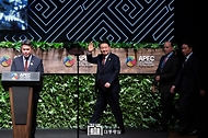 11월 15일 윤석열 대통령은 APEC CEO 서밋 행사에 참석해 기조연설을 하였습니다.