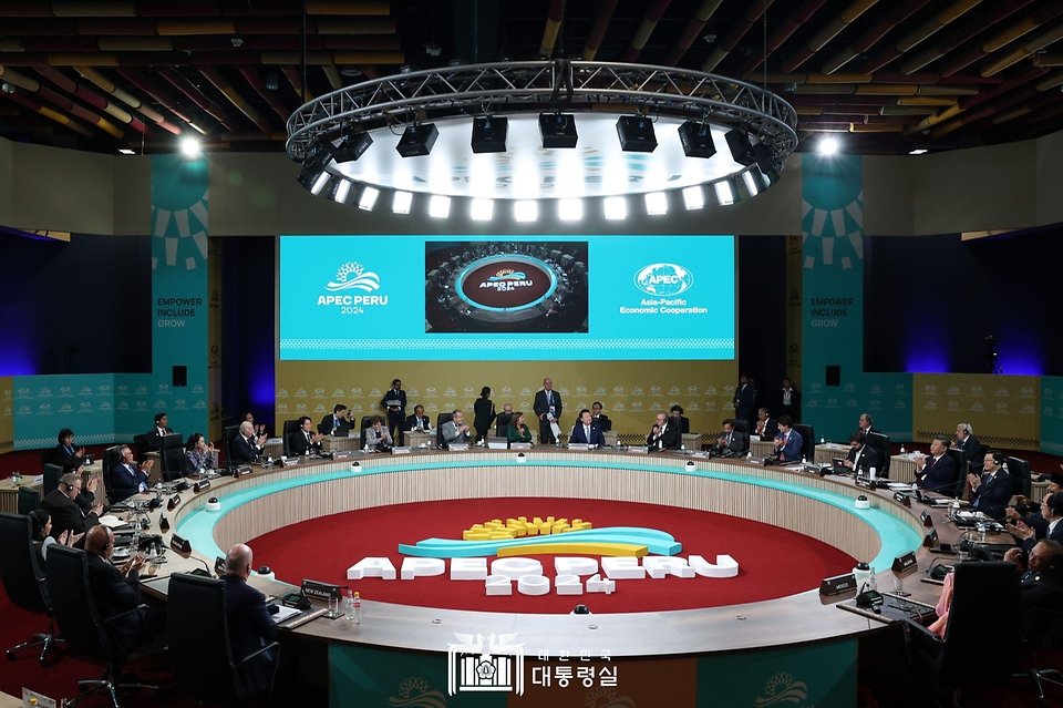 11월 16일 윤석열 대통령은 APEC 세션 2 리트리트에 참석했습니다.