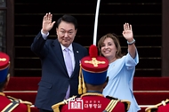 11월 16일 윤석열 대통령은 디나 볼루아르테 페루 대통령과 함께 페루 대통령궁 광장에서 개최된 공식환영식에 참석했습니다.