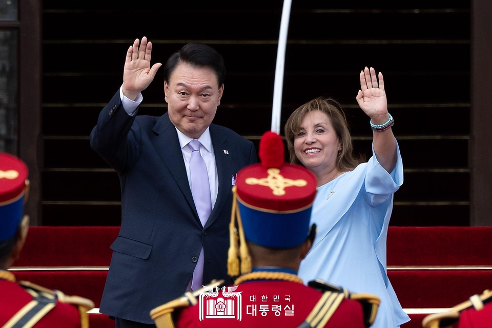 11월 16일 윤석열 대통령은 디나 볼루아르테 페루 대통령과 함께 페루 대통령궁 광장에서 개최된 공식환영식에 참석했습니다.