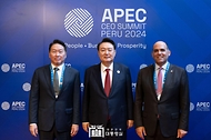 11월 15일 윤석열 대통령은 APEC CEO 서밋 행사에 참석해 기조연설을 하였습니다.