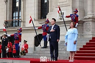 11월 16일 윤석열 대통령은 디나 볼루아르테 페루 대통령과 함께 페루 대통령궁 광장에서 개최된 공식환영식에 참석했습니다.