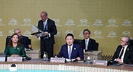 11월 16일 윤석열 대통령은 APEC 세션 2 리트리트에 참석했습니다.